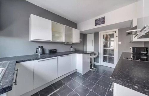 Sunbury on Thames Apartment | 2BR-Sleeps6-Parking-Garden-NearLondon