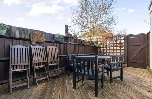 Sunbury on Thames Apartment | 2BR-Sleeps6-Parking-Garden-NearLondon