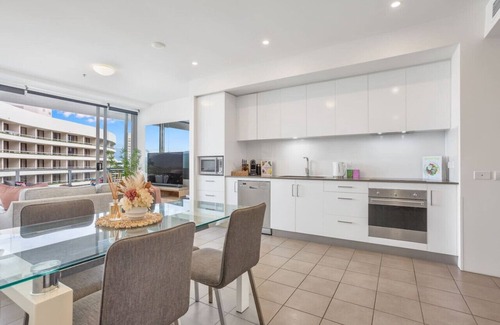 Cairns Central Business District Apartment | 2BR Stylish Getaway@Harbour Lights Cairns Sleeps 6