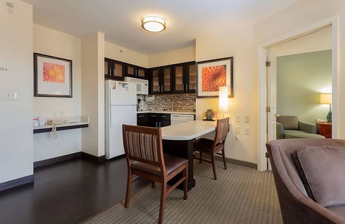 Anaheim Resort Hotel | 2BR Suite Ideal for Families seeking Disney Magic! Pets Allowed, Free Breakfast
