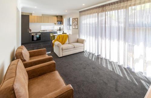Riccarton Apartment | 2BR Townhouse, Riccarton Mall, Hagley Park