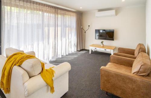 Riccarton Apartment | 2BR Townhouse, Riccarton Mall, Hagley Park
