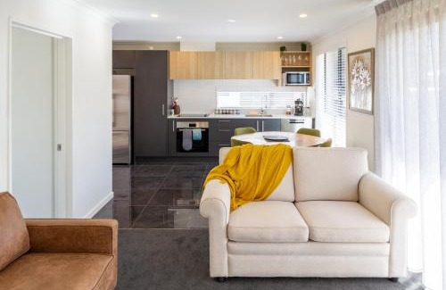 Riccarton Apartment | 2BR Townhouse, Riccarton Mall, Hagley Park