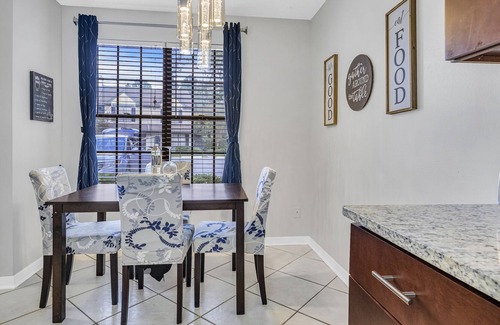 Lake Magdalene House | 2BR Townhouse w/ Gigabit Internet & awesome Jetted showers!