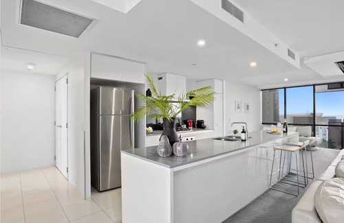 Surfers Paradise Apartment | 2BR Unit Heart of Surfers Paradise - Spa, Pool