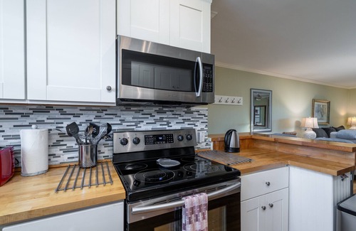 Seabrook Island House | 2BR Updated w/Marsh Views! Walk to Tennis/Lake House! Neighborhood Pool! Pet Friendly!