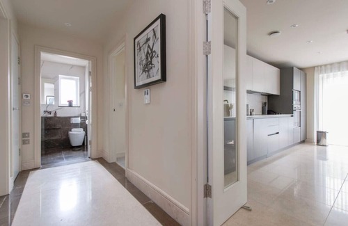 Chigwell Apartment | 2BR Urban Vista Retreat