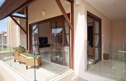 Batubelig Villa | 2BR Villa, Short Walk To Batu Belig Beach - DAILY BREKKIE! W/Swimming Pool!