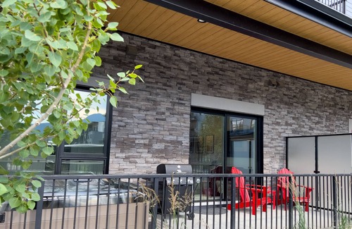 Revelstoke Condo | 2br w/private hot tub - 5 min from Revelstoke Mountain Resort!