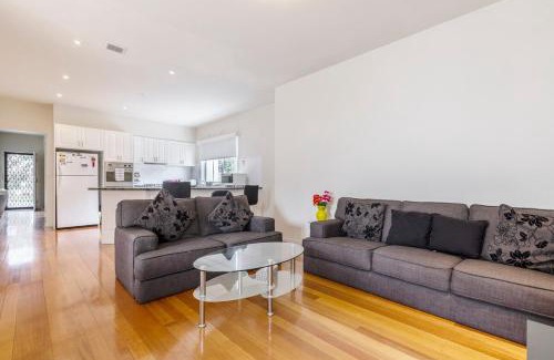 Seaholme House | 2BR with Free Parking 2min to Seaholme Station