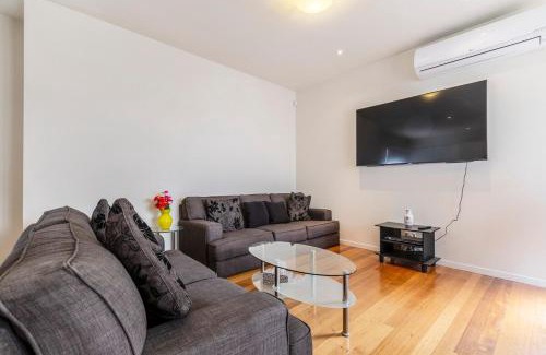 Seaholme House | 2BR with Free Parking 2min to Seaholme Station