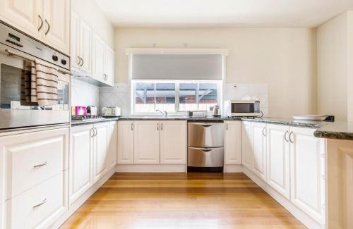 Seaholme House | 2BR with Free Parking 2min to Seaholme Station