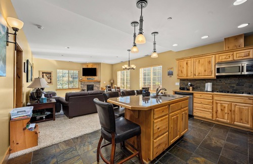 Kellogg Condo | 2Brm Mountain-View Getaway, Indoor Parking, WiFi, Sauna & Jacuzzi Tub