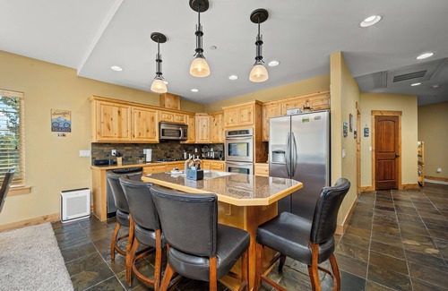Kellogg Condo | 2Brm Mountain-View Getaway, Indoor Parking, WiFi, Sauna & Jacuzzi Tub