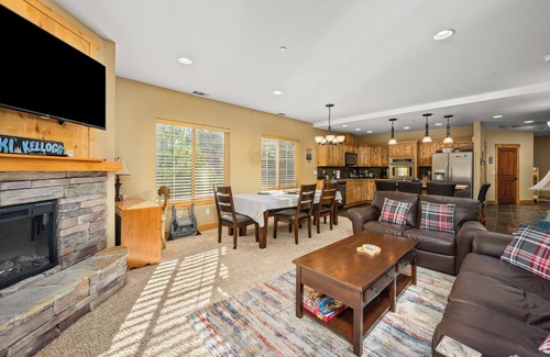 Kellogg Condo | 2Brm Mountain-View Getaway, Indoor Parking, WiFi, Sauna & Jacuzzi Tub