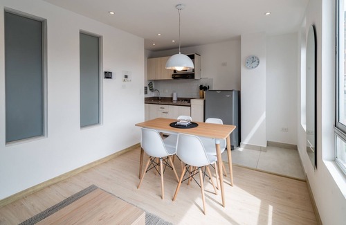 Financial District Apartment | 2BRR Cozy Apartment in Zona G with Laundry Facilities + Wifi