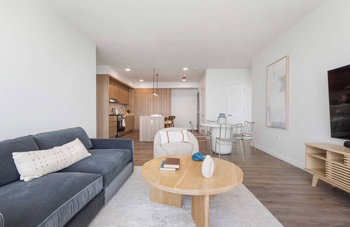 The Loop Apartment | 2BRs w/Lakefront Views, Sleeps Large Groups