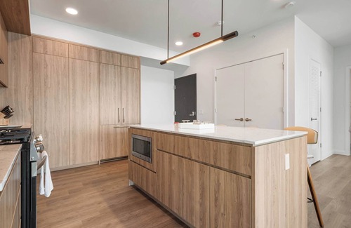 The Loop Apartment | 2BRs w/Lakefront Views, Sleeps Large Groups