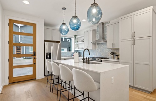 East MLK House | 2Home 9BR - 2 Heated Pools, Fire Pit + Epic Murals