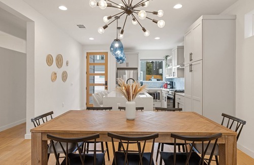 East MLK House | 2Home 9BR - 2 Heated Pools, Fire Pit + Epic Murals