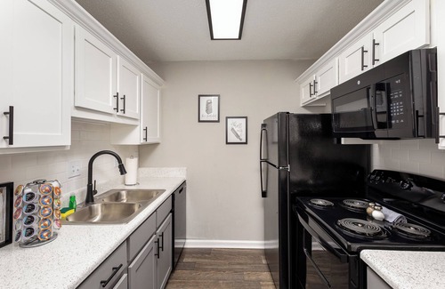 Brown Road Apartment | 2King BedsSmart TVs Fast Wi-Fi