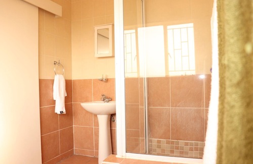 Bedfordview Apartment | 2km from Bedford center and 3 km from East Gate mall, and 12km from Maboneng.