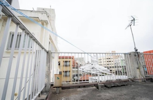 Kumoji Apartment | 2LDK with a 2-meter wide bed + tatami mats Kokusai Street 500m