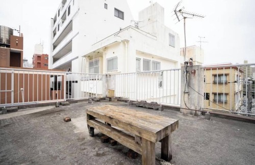 Kumoji Apartment | 2LDK with a 2-meter wide bed + tatami mats Kokusai Street 500m