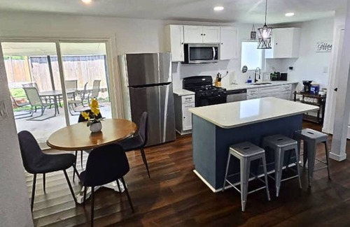 Southside House | 2min to Lackland AFB Entire House near SeaWorld!