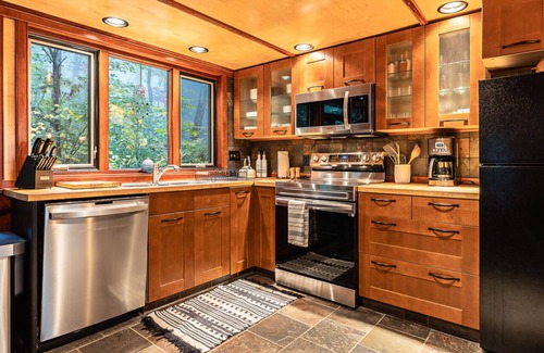 Roseland Ski Chalet | 2min to Ski! DogsOK Wood Stove Grill Fire Pit Hike