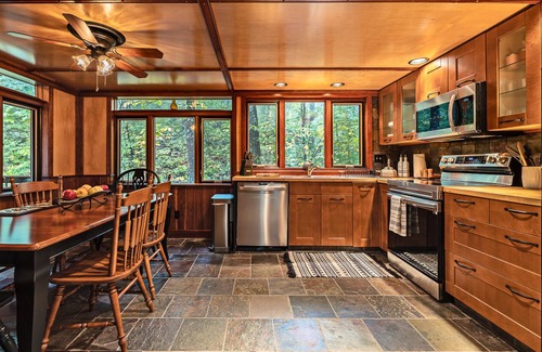 Roseland Ski Chalet | 2min to Ski! DogsOK Wood Stove Grill Fire Pit Hike
