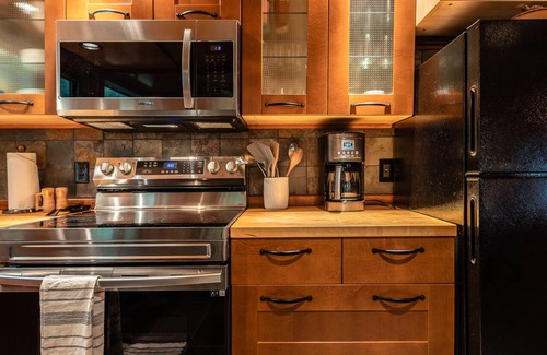 Roseland Ski Chalet | 2min to Ski! DogsOK Wood Stove Grill Fire Pit Hike
