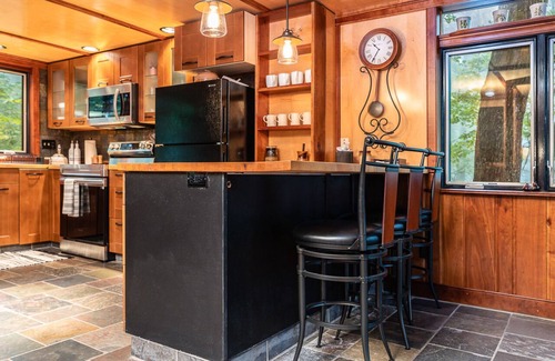 Roseland Ski Chalet | 2min to Ski! DogsOK Wood Stove Grill Fire Pit Hike
