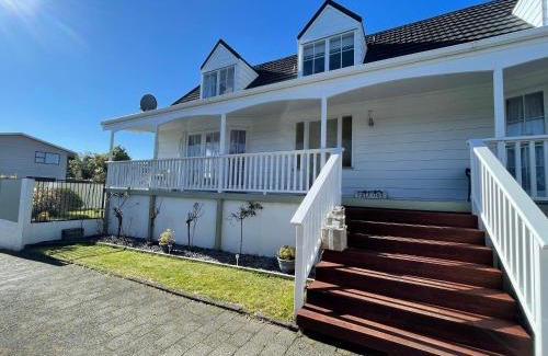 Hilltop House | 2mins to lakefront Family Retreat