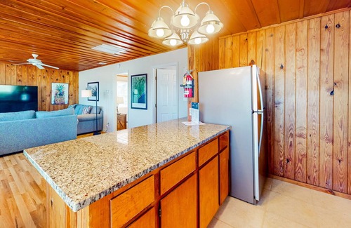 East End Cottage | 2nd-floor dog-friendly cottage near the beach with deck, WiFi, outdoor dining