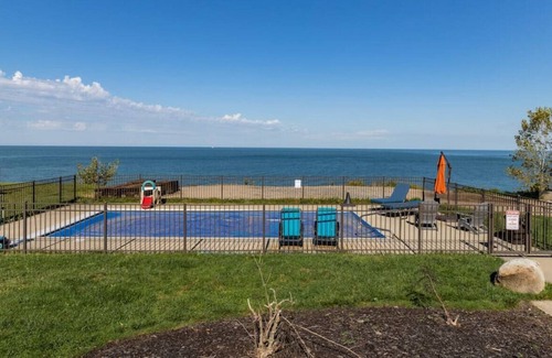 Edgewater Condo | 2nd Floor Edgewater · Lovely Lakefront Home 3Bd+Crib 8 min to Downtn