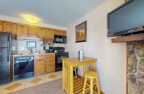 Crested Butte Condo | 2nd-floor mountain-view condo with sauna, balcony, kitchen - walk to lifts