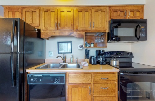 Crested Butte Condo | 2nd-floor mountain-view condo with sauna, balcony, kitchen - walk to lifts