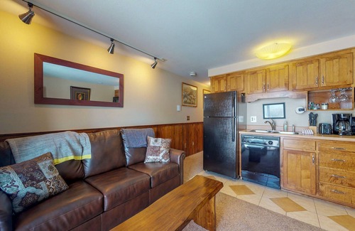 Crested Butte Condo | 2nd-floor mountain-view condo with sauna, balcony, kitchen - walk to lifts