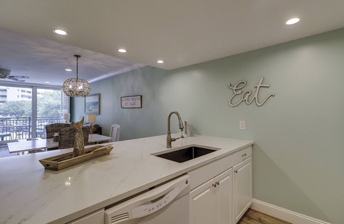 Harbour Town Villa | 2nd floor two bed villa- walk to shops, dining & playground in Harbourtown