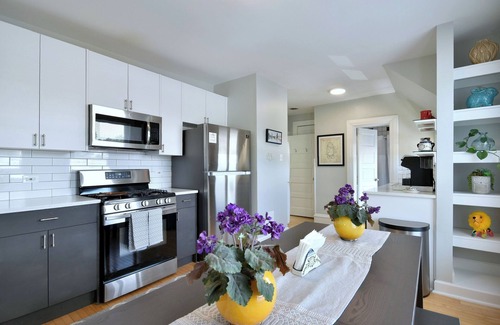 Oak Park Apartment | 2nd floor walk up 3 bedroom 1 bath with parking