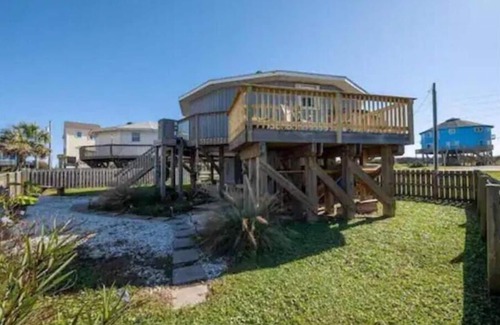 North Topsail Beach House | 2nd row, beach access, pet friendly w/fenced yard