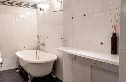 Helsinki City Centre Apartment | 2ndhomes Luminous & Modern 107m2 Penthouse in Kruununhaka