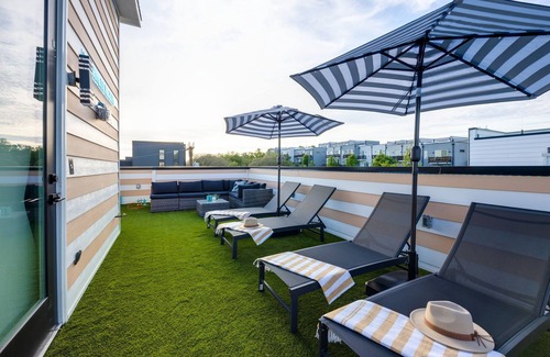Talbot's Corner House | 2SBSide Homes 8 Bedrooms, Ultra Heated Rooftop Pools,Arcade,Elevator, Sleeps 23!