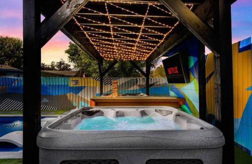 Downtown San Antonio House | 2x Hottub, Minigolf, Pool, Games,theater, 20guests