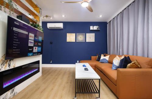 Downtown San Antonio House | 2x Hottub, Minigolf, Pool, Games,theater, 20guests