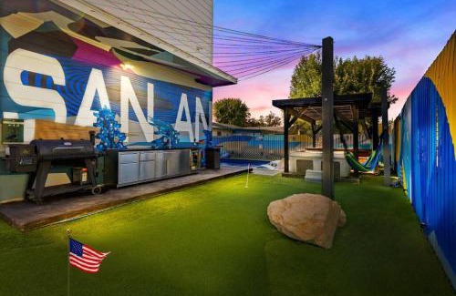 Downtown San Antonio House | 2x Hottub, Minigolf, Pool, Games,theater, 20guests