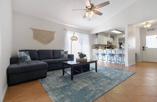 Crescent Beach House | ☀️ 3/2 beach home🏖️5 min walk 2 beach🐕Dogs OK🚙Parking🏍️Garage 4 motorbike