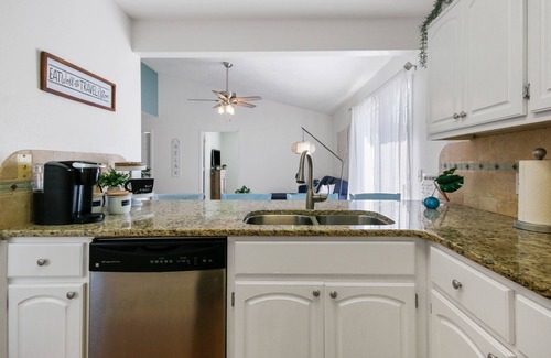 Crescent Beach House | ☀️ 3/2 beach home🏖️5 min walk 2 beach🐕Dogs OK🚙Parking🏍️Garage 4 motorbike