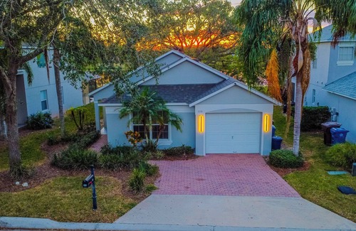 Haines City House | 3/2 LAKEFRONT Home @ ORLANDO/HEATED POOL /PET Friendly!